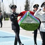 Президент Республики Таджикистан Эмомали Рахмон возложил венок к Монументу «Независимость и гуманизм» Республики Узбекистан