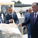 Лидер нации Эмомали Рахмон в городе Худжанде открыл предприятие по производству напитков «Сугд саноат холдинг»