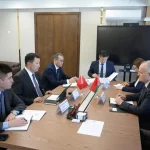 Акунбеков обсудил с послом Молуновым подготовку визита главы правительства Беларуси в КР