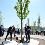 Президент посадил первые деревья в создаваемом Национальном дендропарке