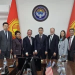 Больницы КР получат современное медоборудование и гуманитарную помощь из США