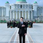 Президент Туркменистана принял участие в праздничных мероприятиях по случаю Дня Конституции и Государственного флага страны