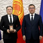 Садыр Жапаров вручил гендиректору ГК «Росатом» Алексею Лихачеву орден «Достук»