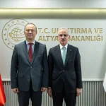 Кыргызстан и Турция обсудили развитие транспортных коридоров и снижение цен на авиабилеты